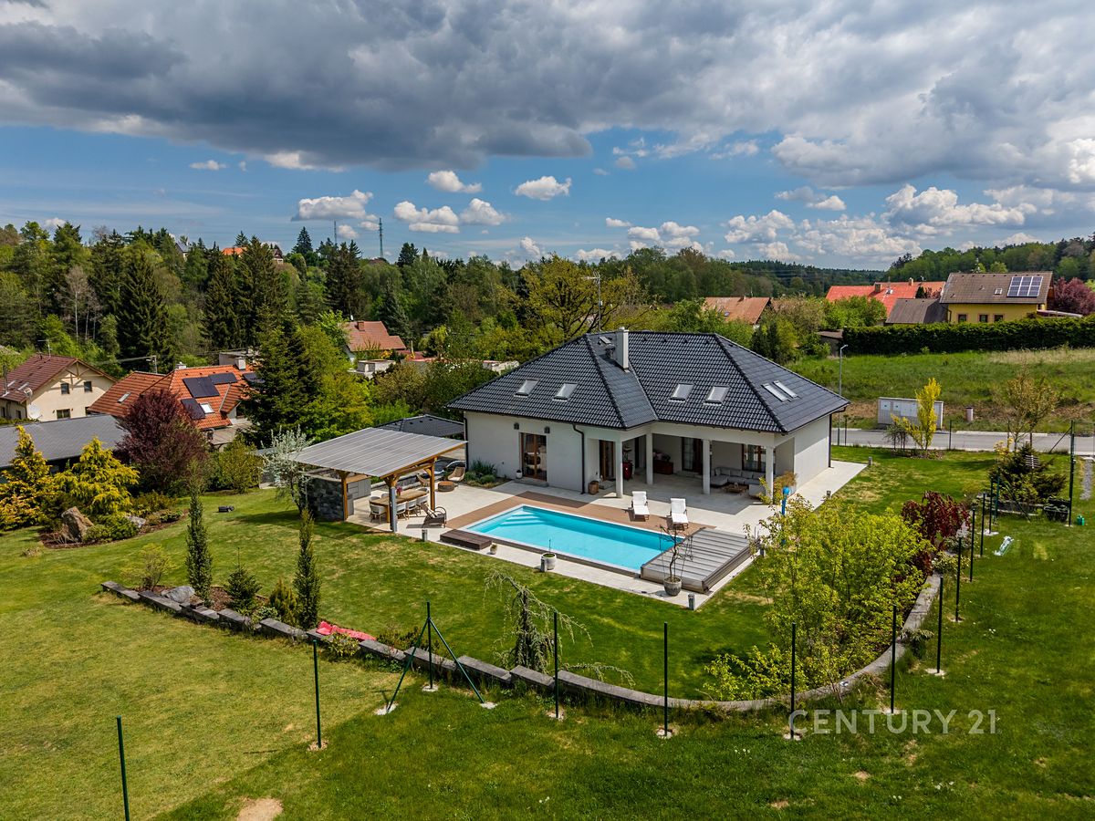 Prodej rodinného domu 340 m², pozemek 1893 m²