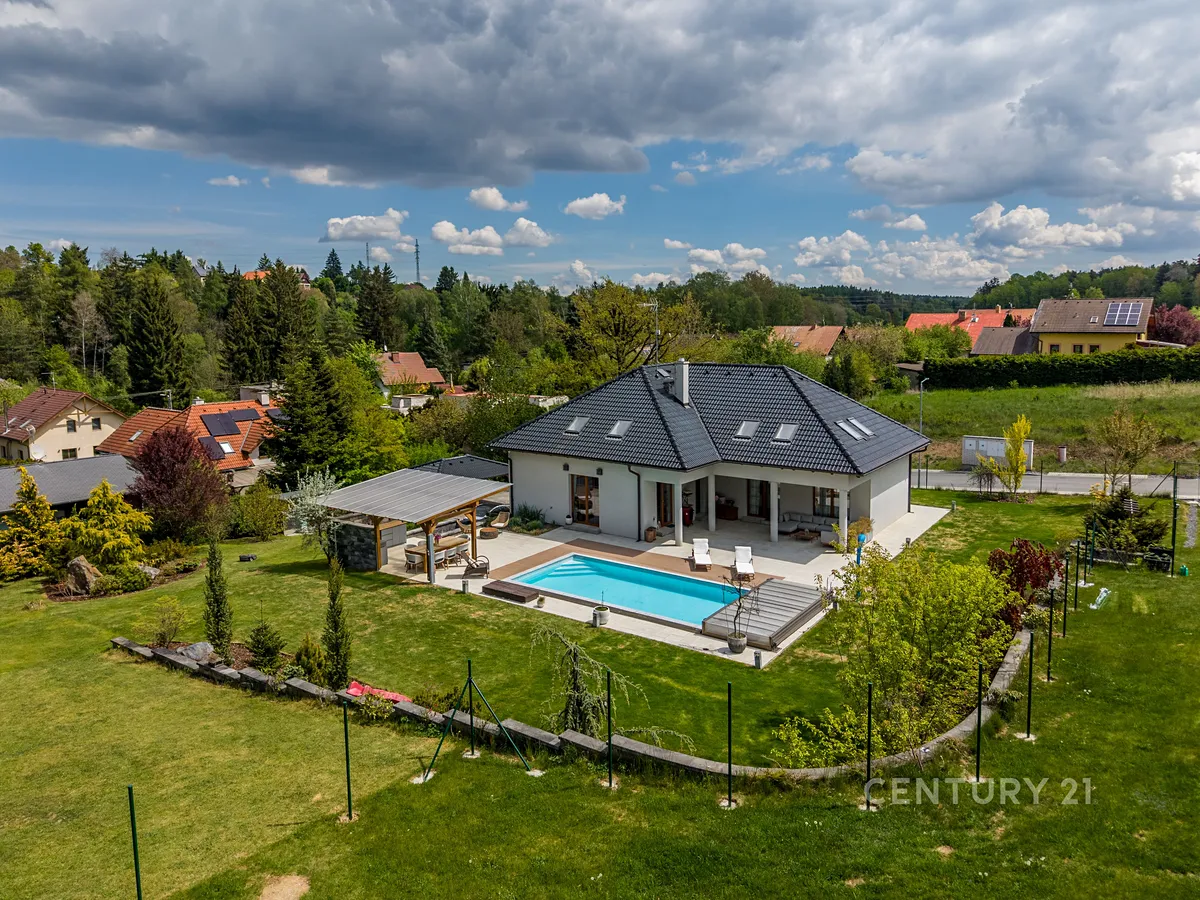 Prodej rodinného domu 340 m², pozemek 1893 m²