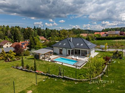 Prodej rodinného domu 340 m², pozemek 1893 m²