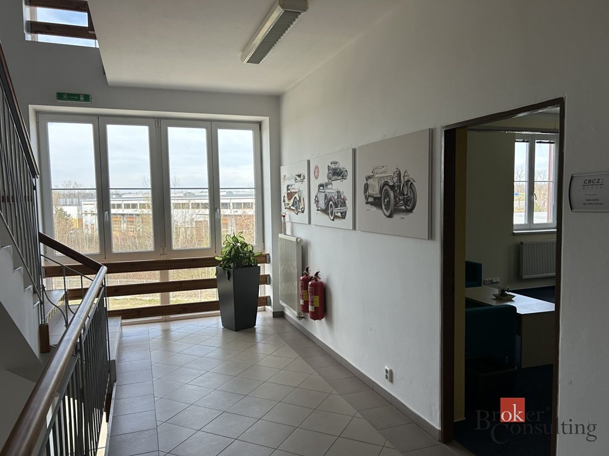 Pronájem kanceláře 126 m² – fotografie 3