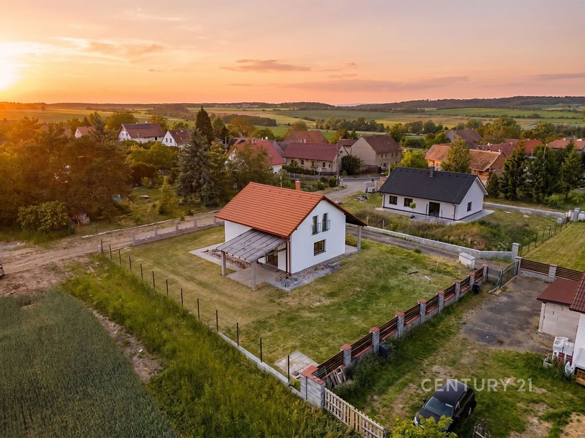 Prodej rodinného domu 160 m², pozemek 869 m² – fotografie 2