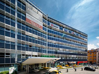 Pronájem garážového stání 12 m²