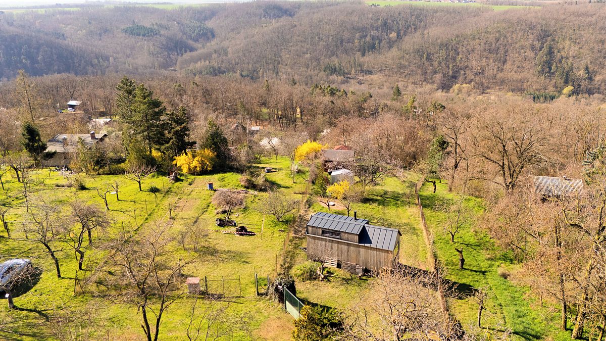 Prodej stavebního pozemku 2092 m², Nebovidy – fotka 1 z 3