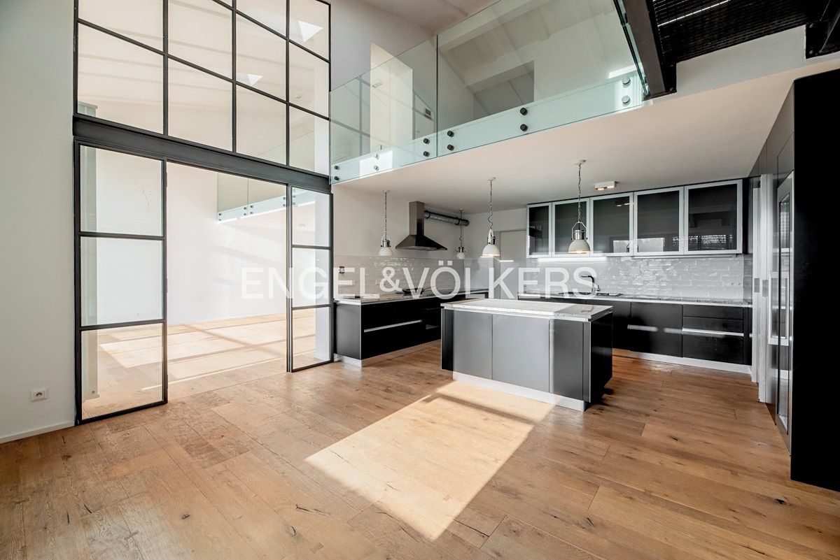 Pronájem bytu 6 pokojů a více 324 m²