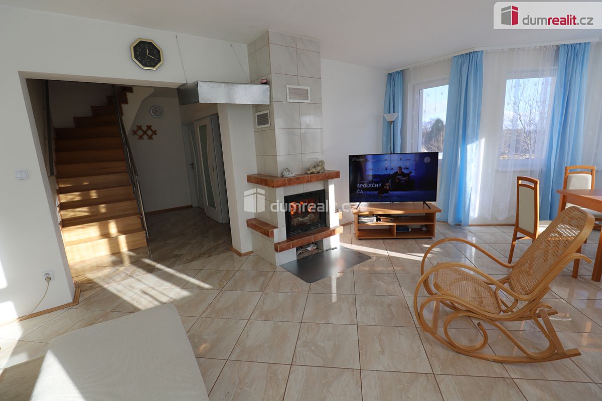 Prodej rodinného domu 200 m², pozemek 1122 m² – fotografie 2