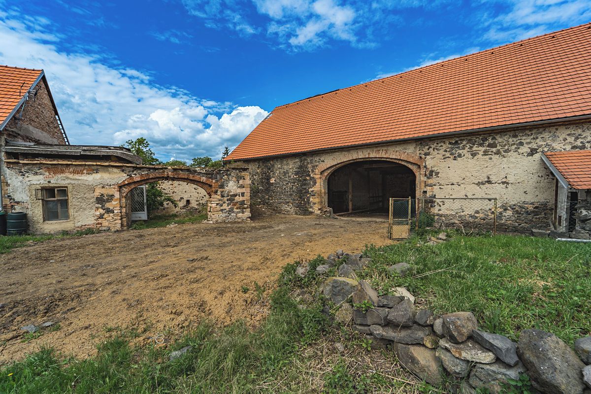 Prodej rodinného domu 300 m², pozemek 1821 m² – fotografie 4