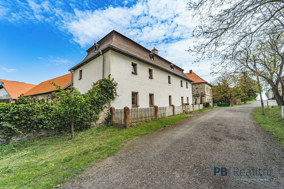 Prodej rodinného domu 300 m², pozemek 1821 m² – fotografie 3