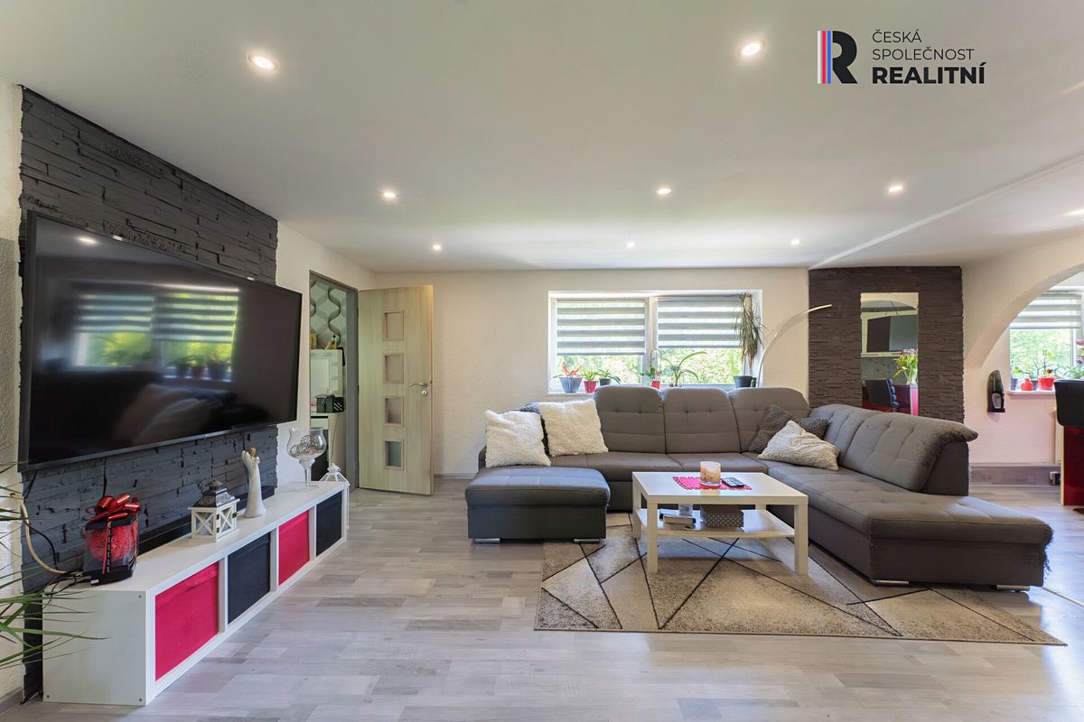 Prodej rodinného domu 200 m², pozemek 1766 m² – fotografie 3