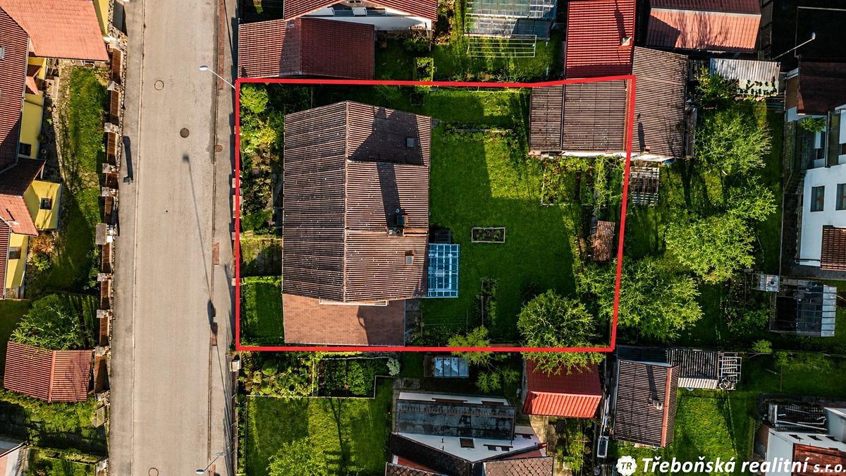 Prodej rodinného domu 254 m², pozemek 565 m² – fotografie 2