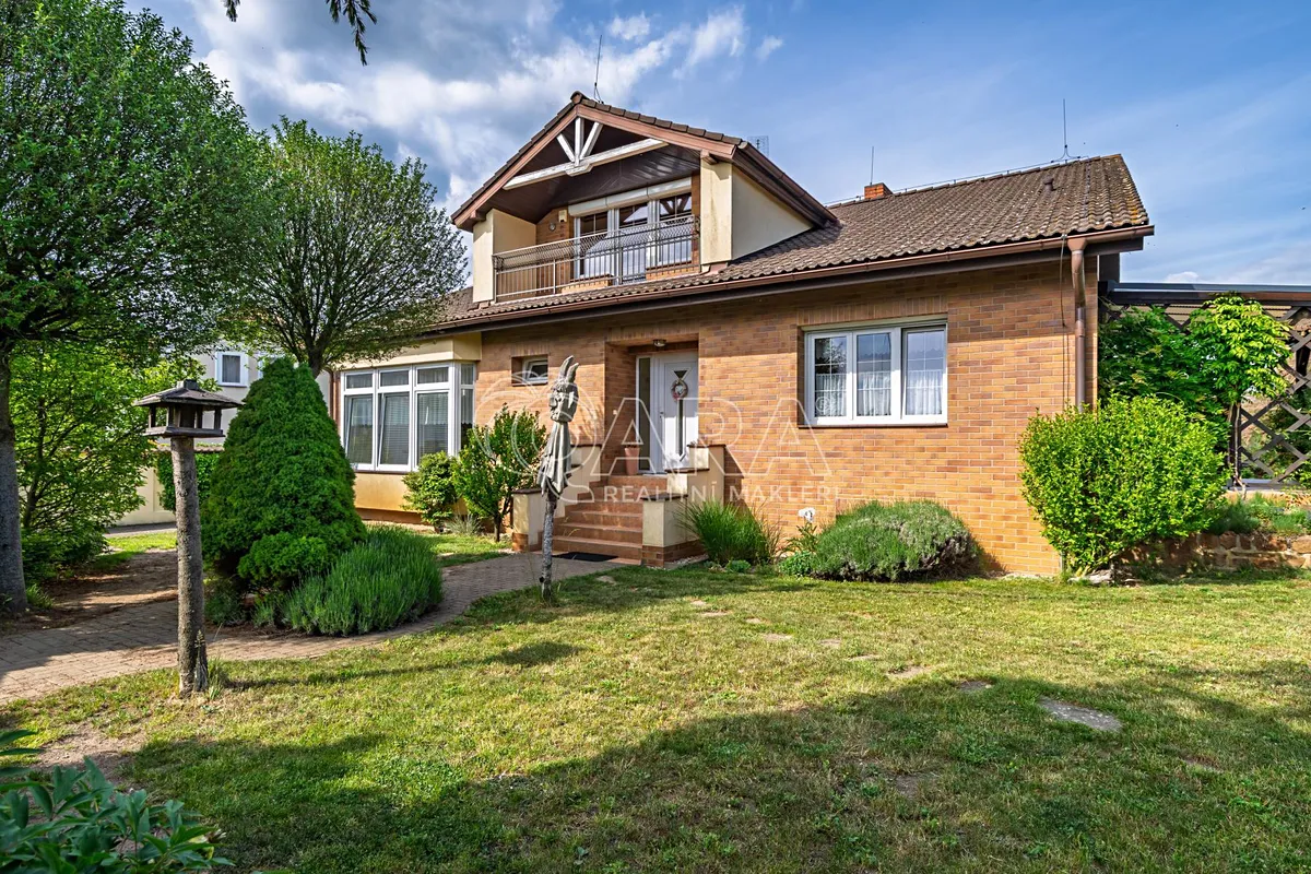 Prodej rodinného domu 384 m², pozemek 1835 m²