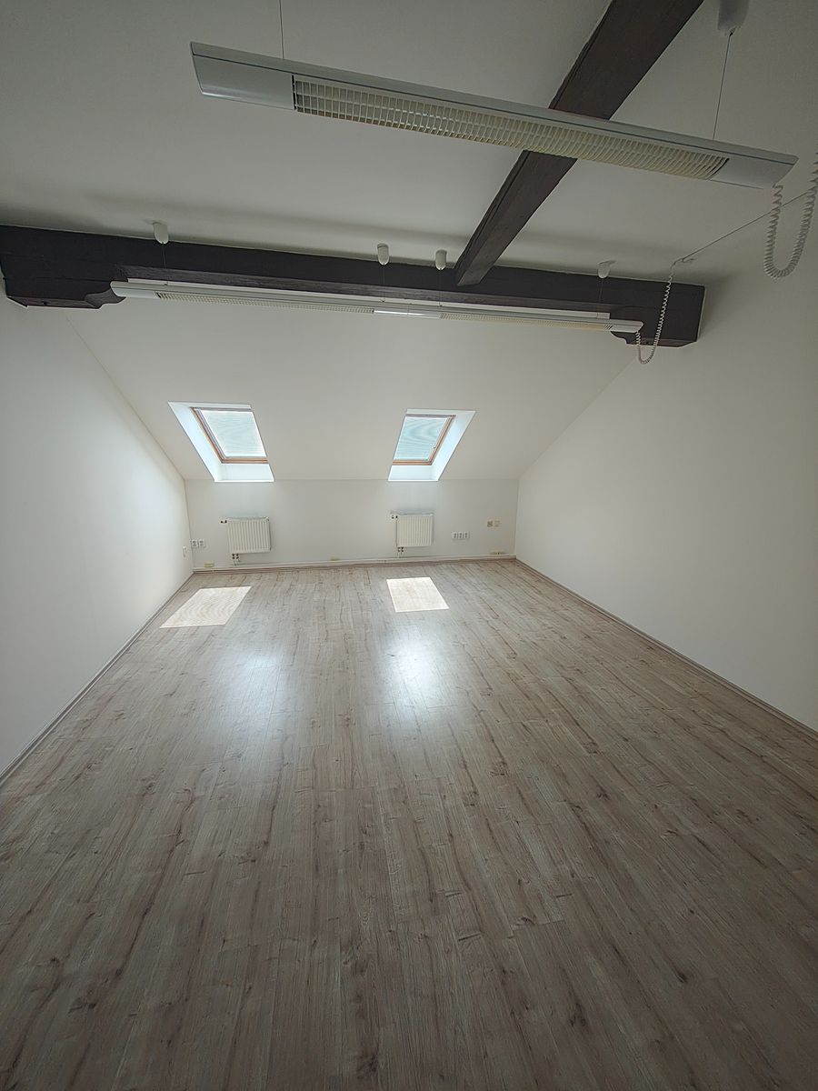 Pronájem kanceláře 98 m² – fotografie 2