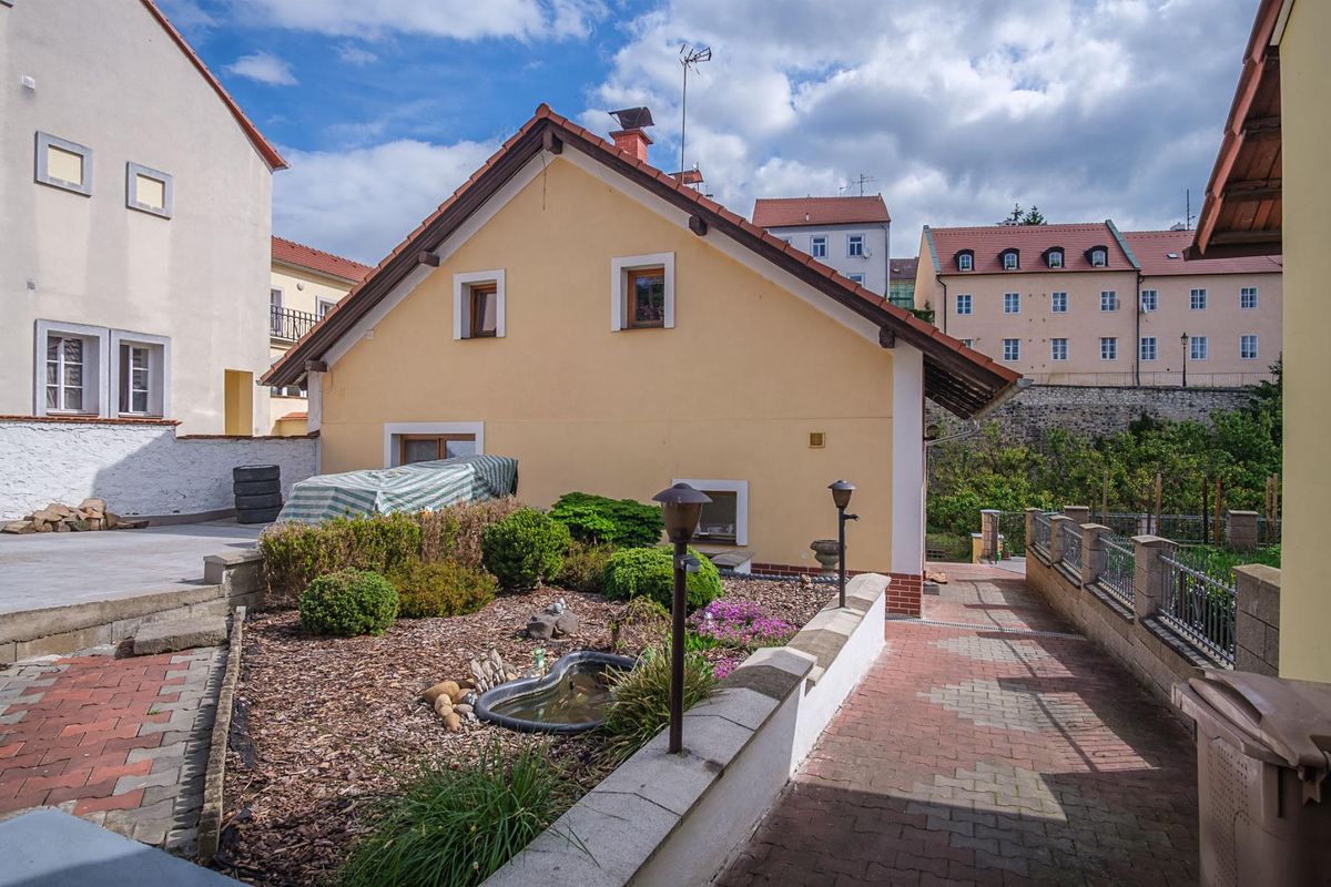 Prodej rodinného domu 245 m², pozemek 1198 m² – fotografie 2