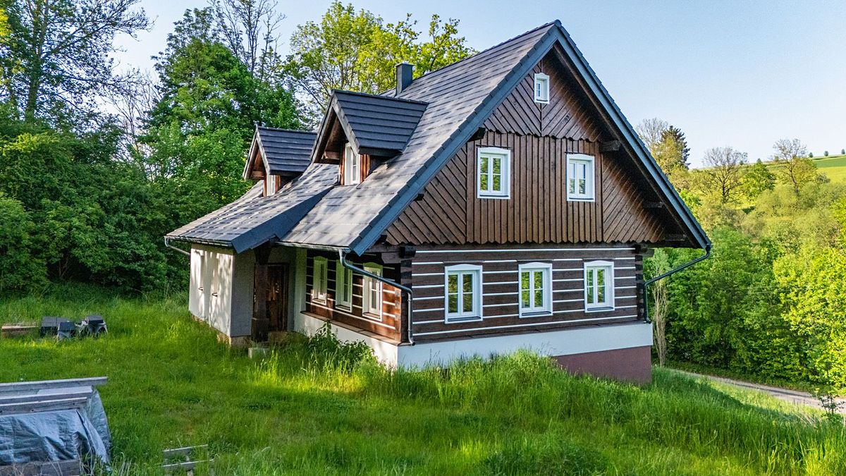 Prodej rodinného domu 203 m², pozemek 2319 m²