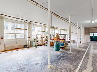 Prodej výrobní haly, prostoru 1 300 m²
