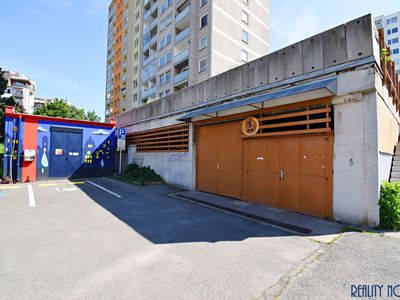 Pronájem garážového stání 16 m²