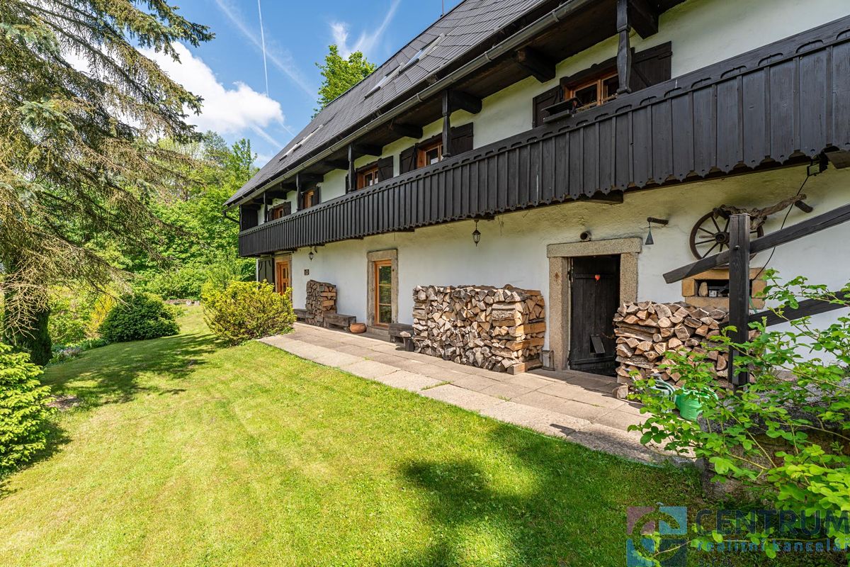Prodej rodinného domu 265 m², pozemek 1648 m² – fotografie 2