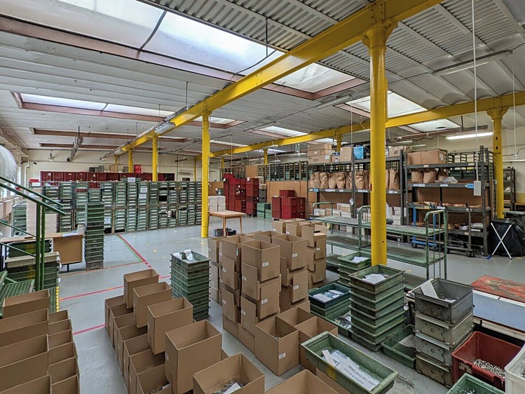 Комерційне приміщення на продаж, 3 000 м² (1 з 27)