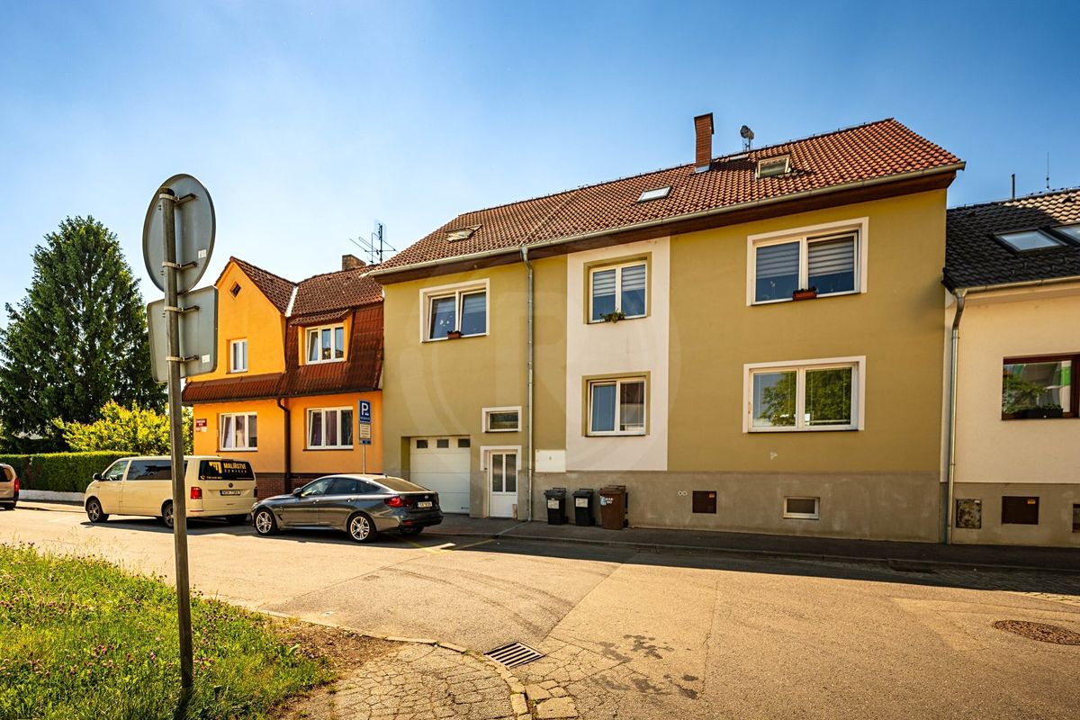 Prodej rodinného domu 333 m², pozemek 305 m² – fotografie 2