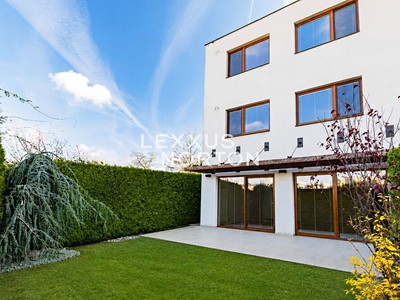 Pronájem  rodinného domu 300 m², pozemek 378 m²