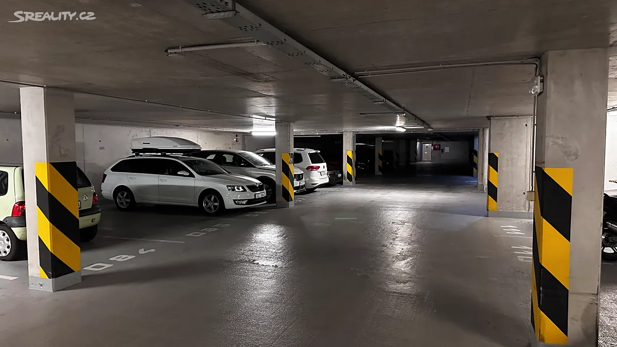 Pronájem garážového stání 13 m², Tomkova