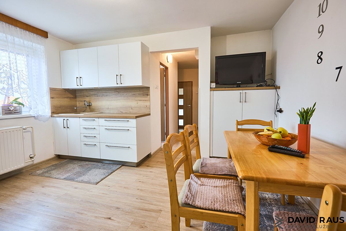 Prodej rodinného domu 232 m², pozemek 1077 m² – fotografie 4
