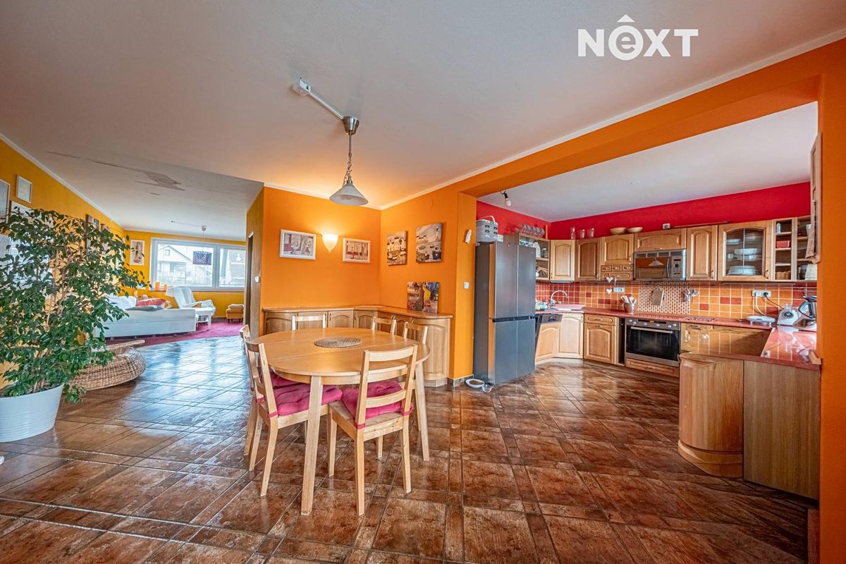 Prodej rodinného domu 200 m², pozemek 704 m² – fotografie 2