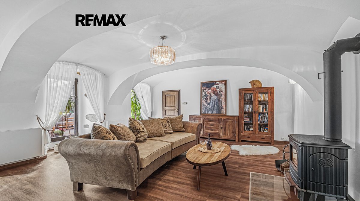 Prodej rodinného domu 352 m², pozemek 1650 m² – fotografie 3