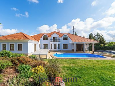 Prodej rodinného domu 351 m², pozemek 1575 m²
