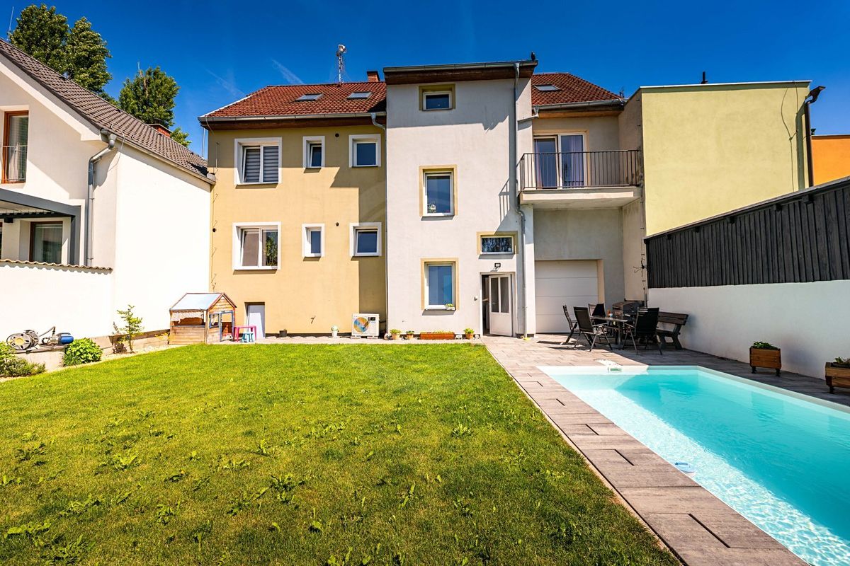 Prodej rodinného domu 333 m², pozemek 305 m² – fotografie 3