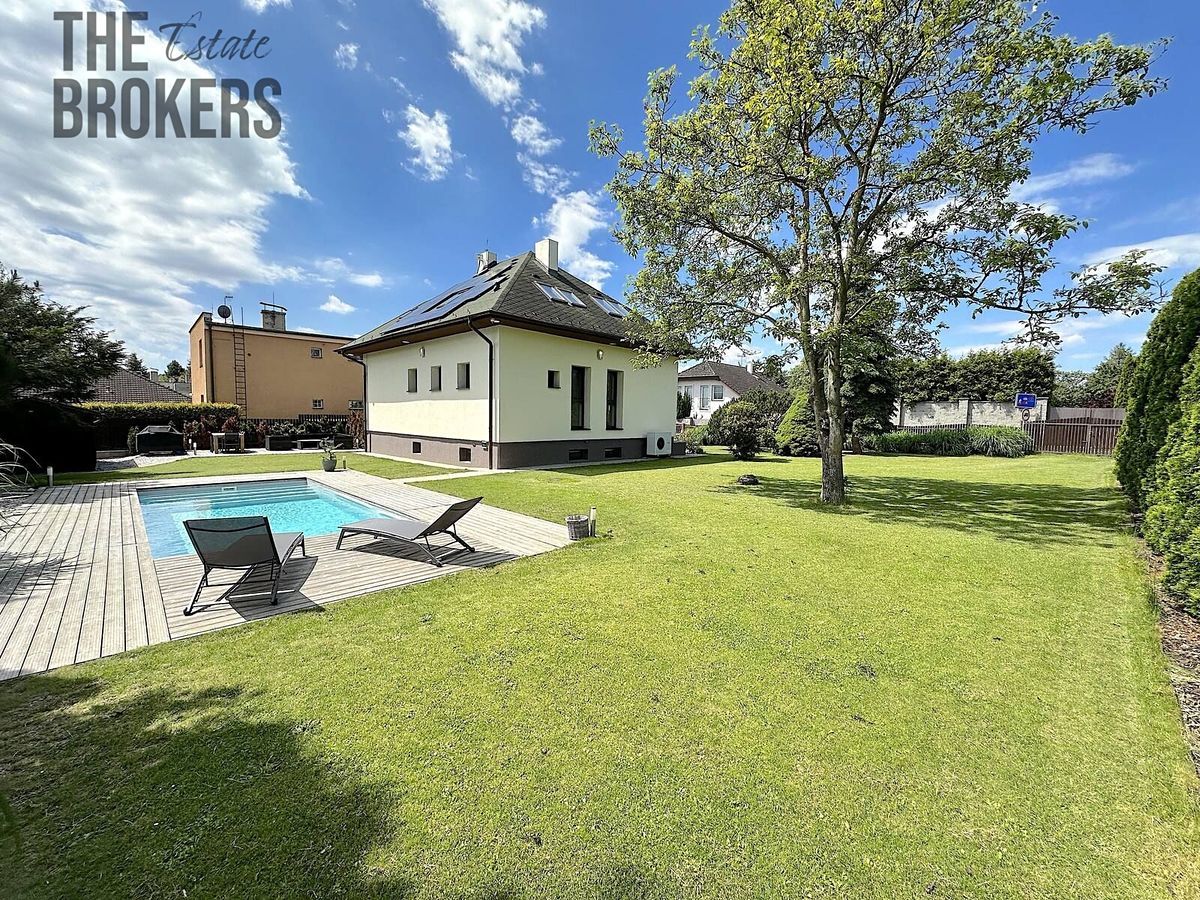 Prodej rodinného domu 229 m², pozemek 1080 m²