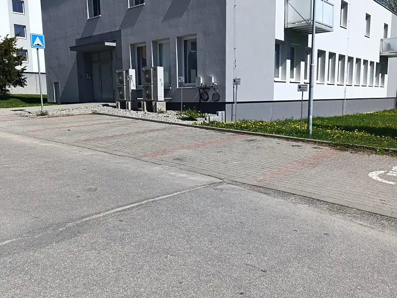 Pronájem garážového stání 12 m², Jihlava – náhled fotky 1