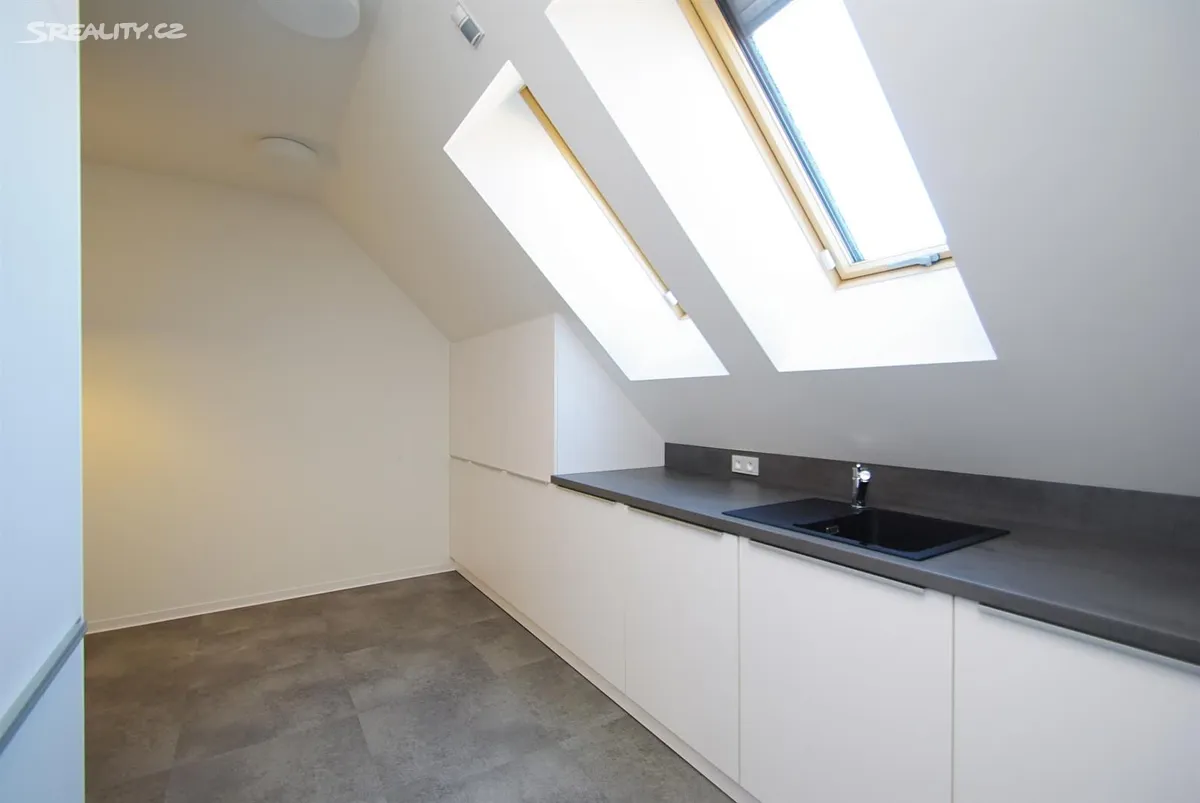 Pronájem bytu atypický 82 m² – pohled 4
