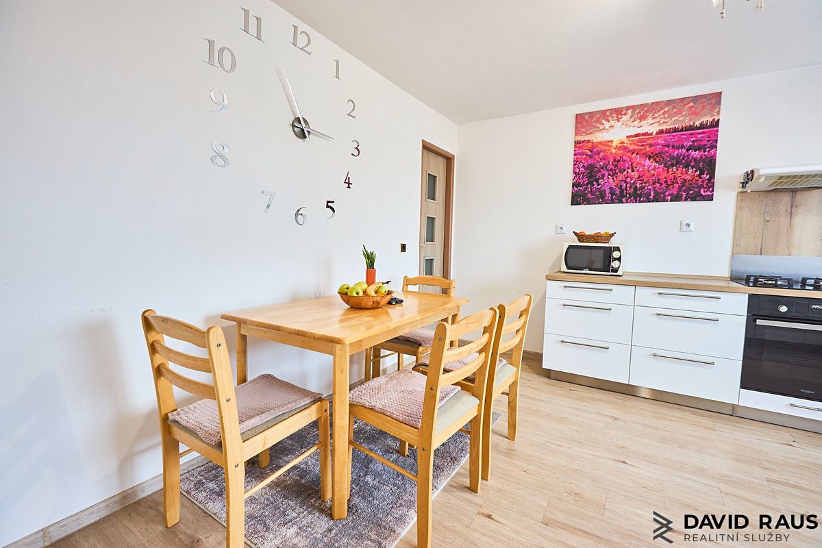 Prodej rodinného domu 232 m², pozemek 1077 m² – fotografie 3