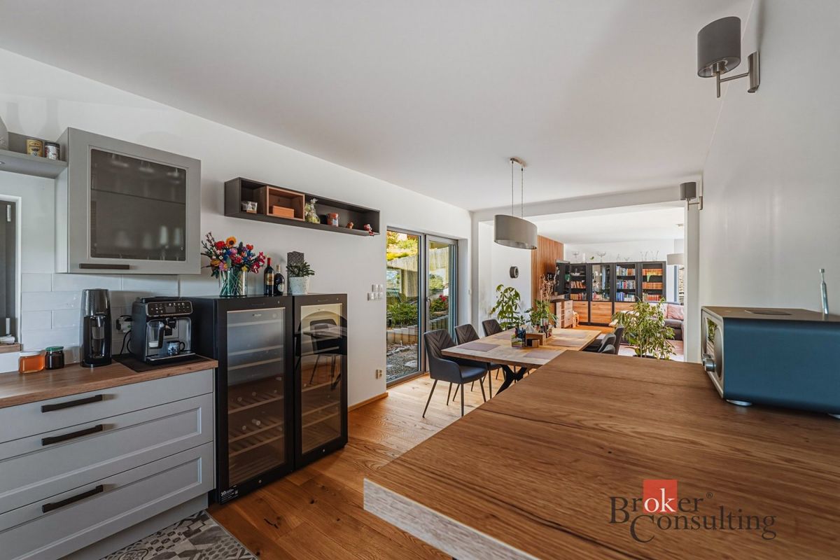Prodej rodinného domu 240 m², pozemek 1152 m² – fotografie 4