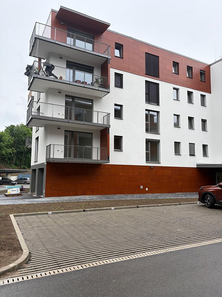 Pronájem garážového stání 12 m²