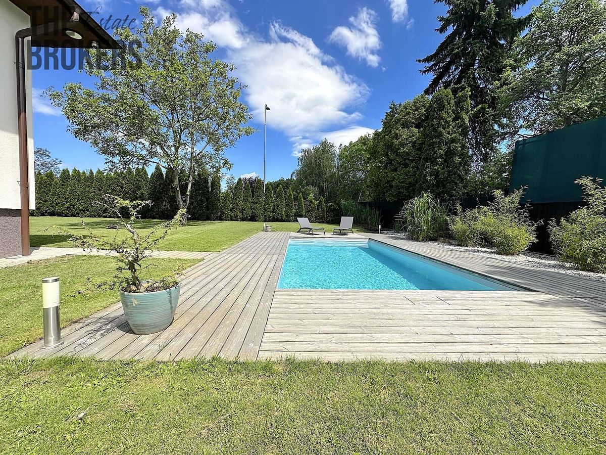 Prodej rodinného domu 229 m², pozemek 1080 m² – fotografie 2
