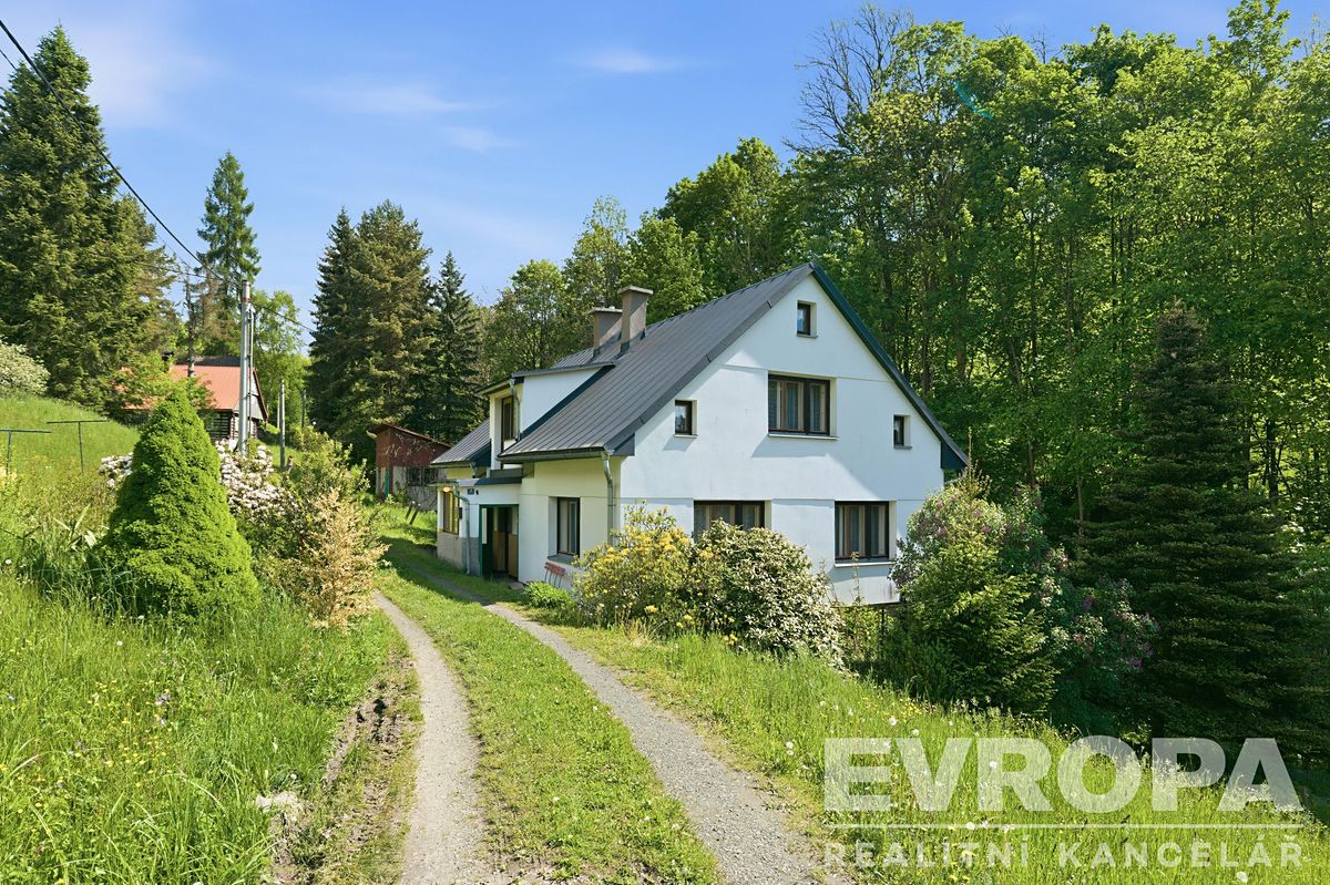 Prodej rodinného domu 140 m², pozemek 1529 m²