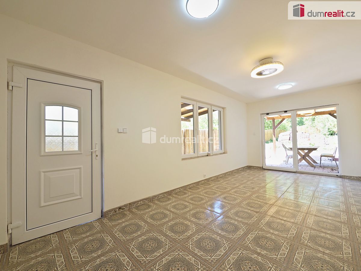 Prodej rodinného domu 190 m², pozemek 896 m² – fotografie 2