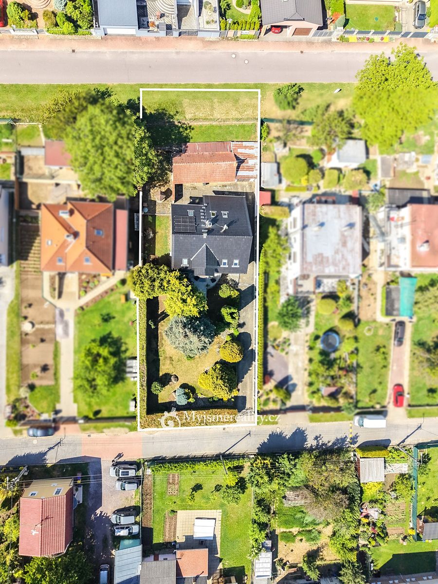 Prodej rodinného domu 240 m², pozemek 1139 m² – fotografie 3
