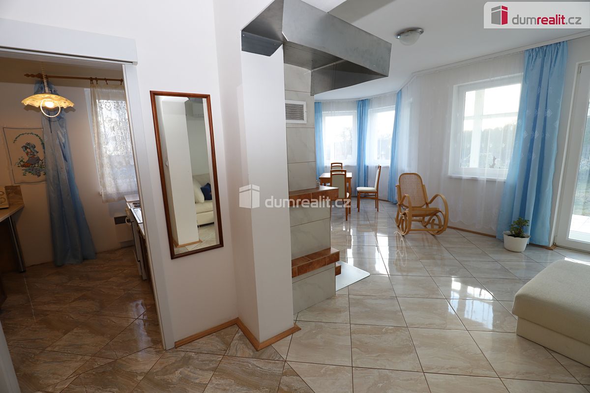 Prodej rodinného domu 200 m², pozemek 1122 m² – fotografie 5
