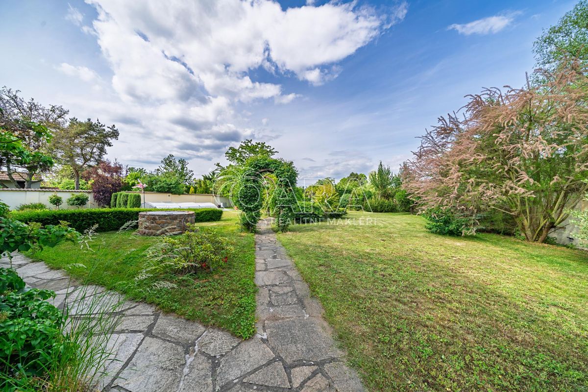 Prodej rodinného domu 384 m², pozemek 1835 m² – fotografie 5