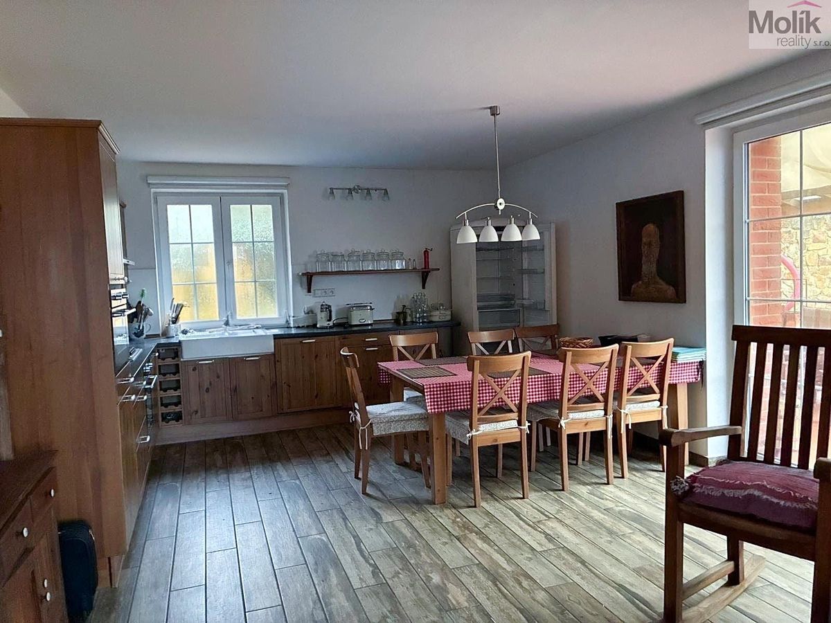 Prodej rodinného domu 238 m², pozemek 1352 m² – fotografie 5