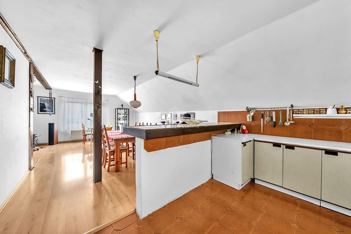 Prodej rodinného domu 330 m², pozemek 589 m² – fotografie 4