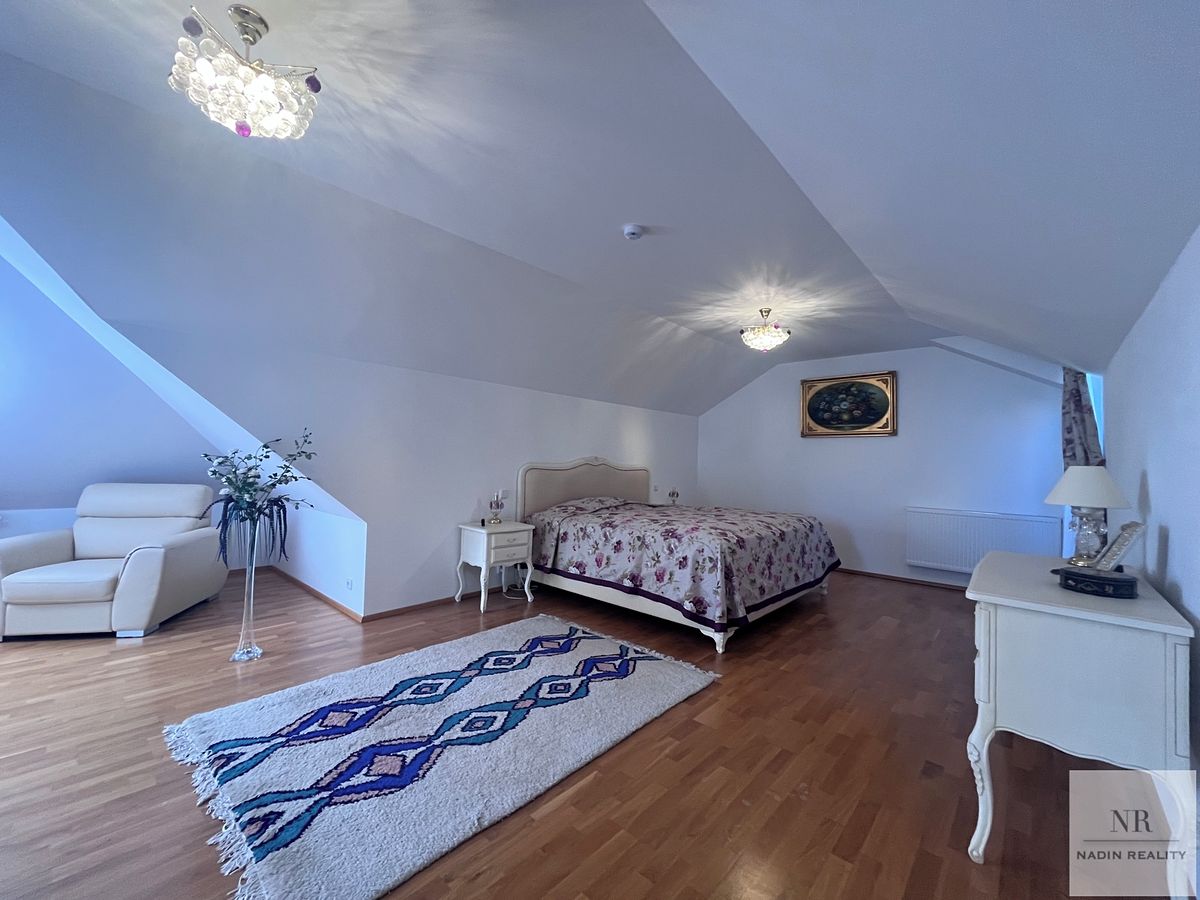 Prodej rodinného domu 362 m², pozemek 770 m² – fotografie 5