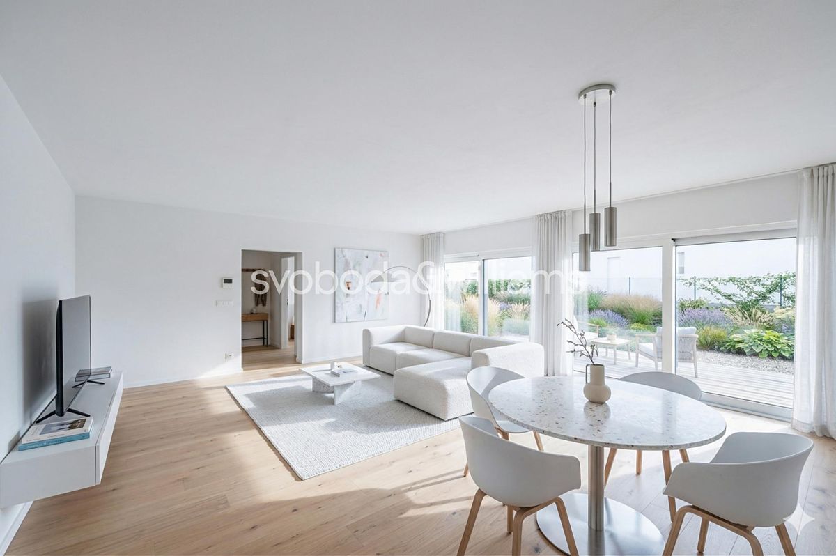 Prodej rodinného domu 225 m², pozemek 366 m² – fotografie 2