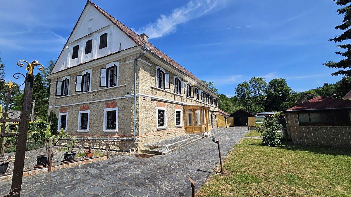 Prodej rodinného domu 460 m², pozemek 2581 m² – fotografie 2