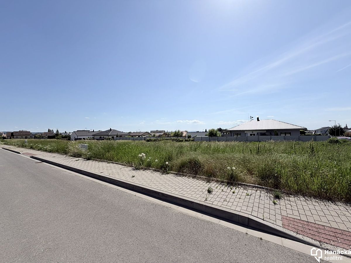 Prodej stavebního pozemku 592 m² – fotografie 2