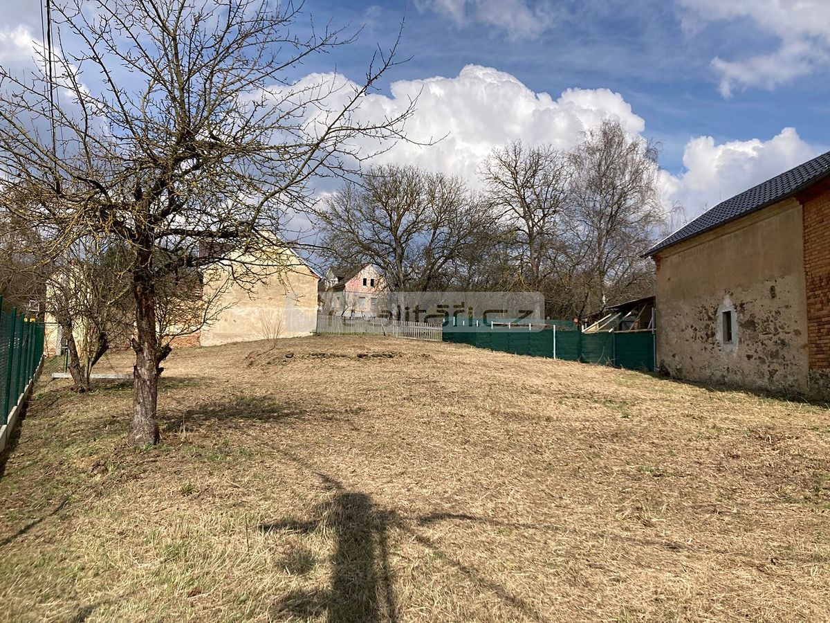Prodej stavebního pozemku 936 m², Líšťany – fotka 1 z 3