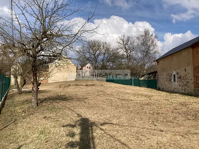 Prodej stavebního pozemku 936 m², Líšťany – náhled fotky 1