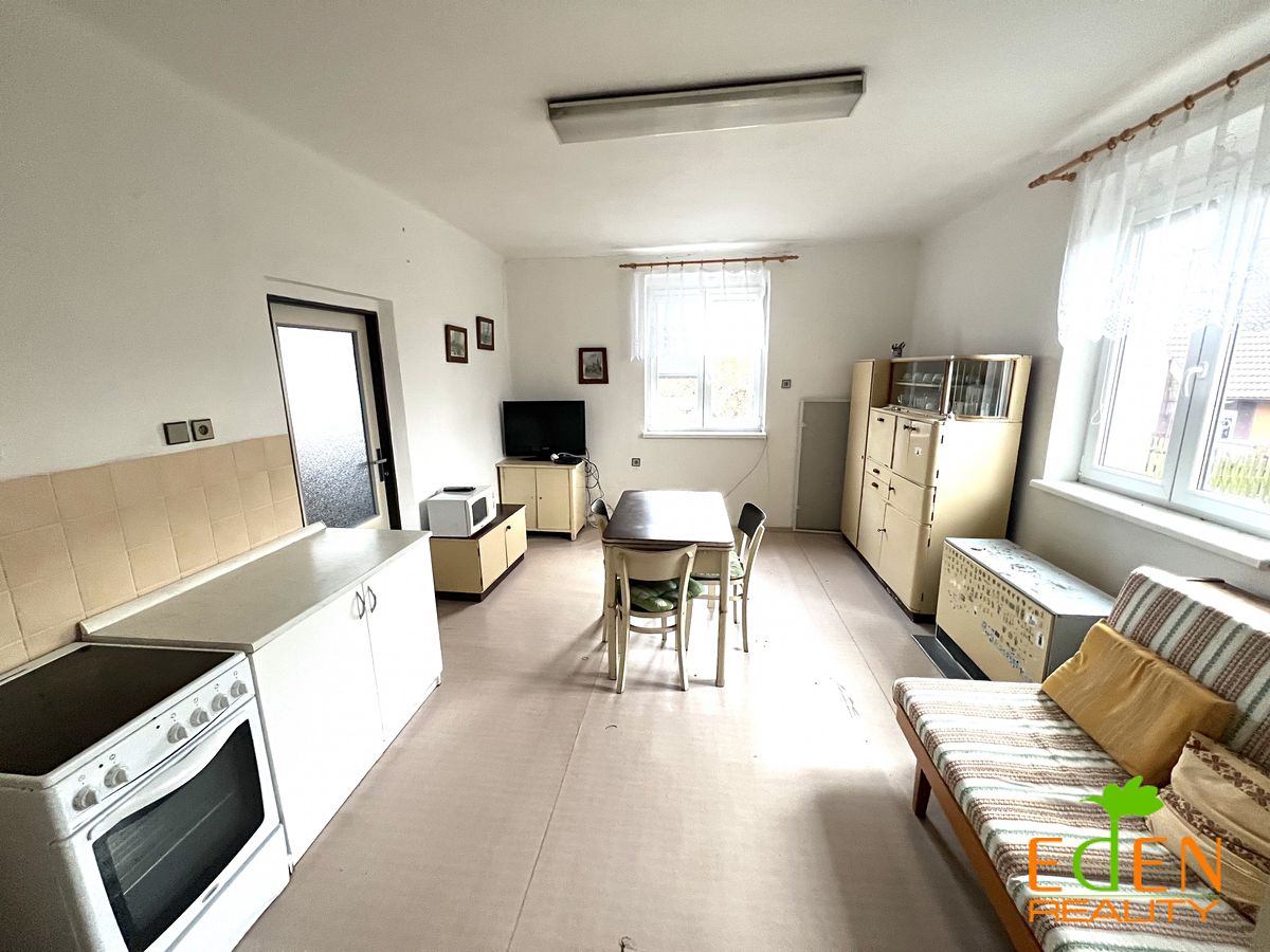 Prodej rodinného domu 135 m², pozemek 878 m² – fotografie 2